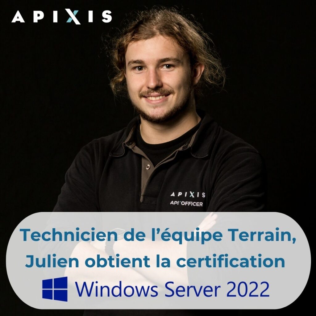 Photo de Julien, technicien de l'équipe Terrain d'Apixis, avec la vignette suivante : 'Julien obtient la certification Windows Server 2022'